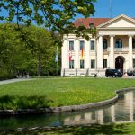 Unfälle: Lebloser Mann in Bach neben der Staatskanzlei gefunden