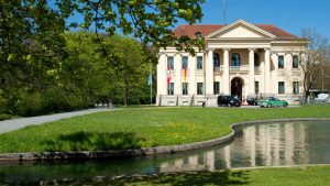 Unfälle: Lebloser Mann in Bach neben der Staatskanzlei gefunden