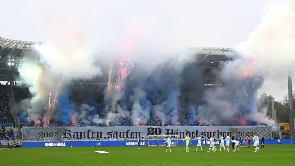 2. Fußball-Bundesliga: Karlsruher Pyro-Prozess: Fanprojekte solidarisieren sich