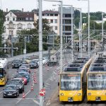 Unfall: Verbotenes Abbiegen – Auto kracht in Stuttgarter Stadtbahn