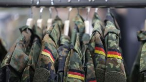 Streit zwischen Union und SPD: Krach um Wehrdienst: Koalition hält dennoch an Zeitplan fest