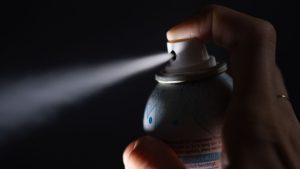 Neckargemünd: Mann tötet Käfer mit Feuerstrahl aus Deo und löst Brand aus
