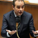Frankreichs Regierung übersteht erstes Misstrauensvotum