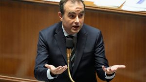 Frankreichs Regierung übersteht erstes Misstrauensvotum