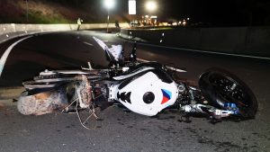 Unfall: Zusammenstoß an Kreuzung – Motorradfahrer schwer verletzt