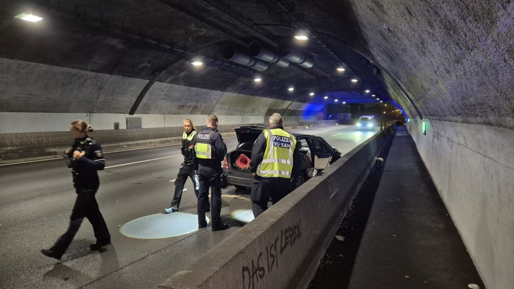 Unfall im Tunnel: Drei Verletzte nach Auffahrunfall in Köln