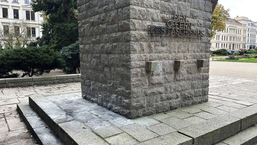 Extremismus: Bücher an Denkmal für Opfer des Faschismus verbrannt