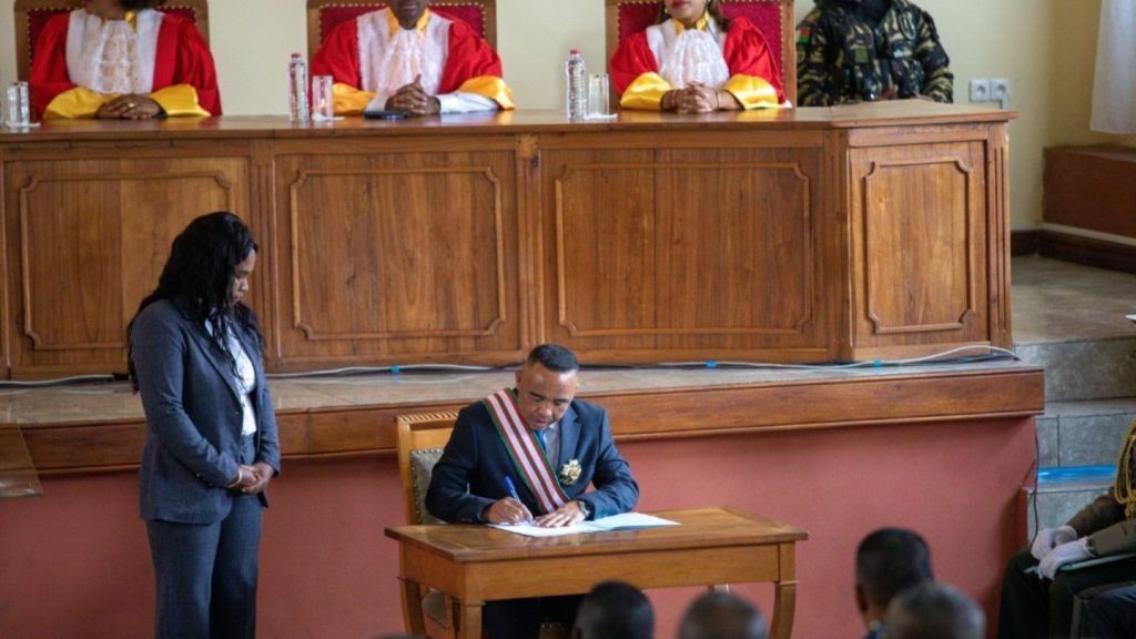 Nach Machtübernahme durch Militär in Madagaskar: Chef von Elite-Einheit als Präsident vereidigt