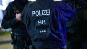 Fahndung läuft: Räuber macht bei Überfall auf Parkplatz geringe Beute