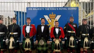 Besonderes Dinner: Jimmy Fallon feiert im Kilt mit Soldaten in Schottland