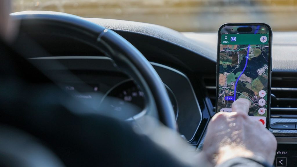 Google Maps & Co.: Navi statt Straßenschild: Wie Kommunen mit Verkehr kämpfen
