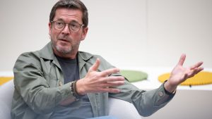 Umgang mit der AfD: Guttenberg: An keiner Stelle für Aufweichen der "Brandmauer"