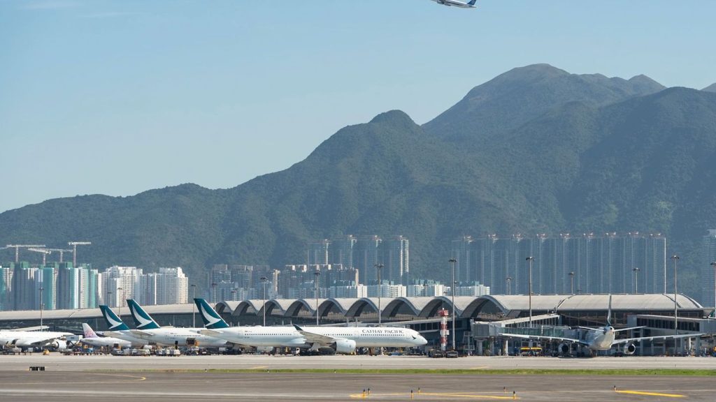 Flughafen Hongkong: Tödlicher Unfall: Jumbo-Jet rutscht über Landebahn ins Meer