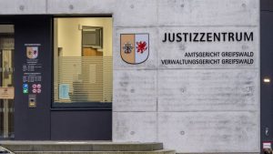 Prozesse: Polizisten angegriffen - Prozess gestartet