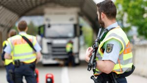 Haft für Lastwagenfahrer wegen Schmuggels von Zigaretten und Parfüm in Bayern