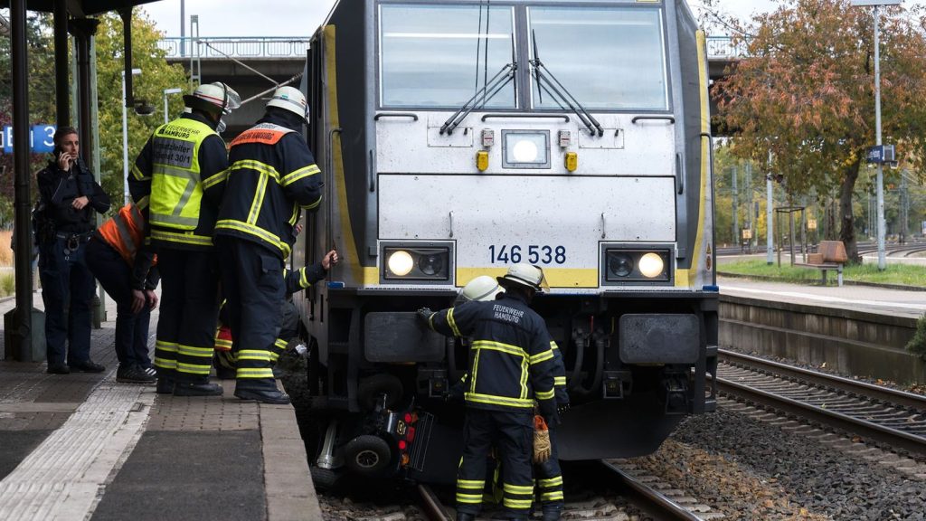 Unfall im Bahnhof: Rollstuhlfahrer stürzt in Hamburg-Harburg in Bahngleis