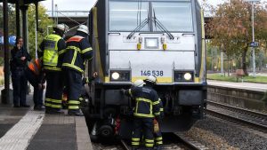 Unfall im Bahnhof: Rollstuhlfahrer stürzt in Hamburg-Harburg in Bahngleis