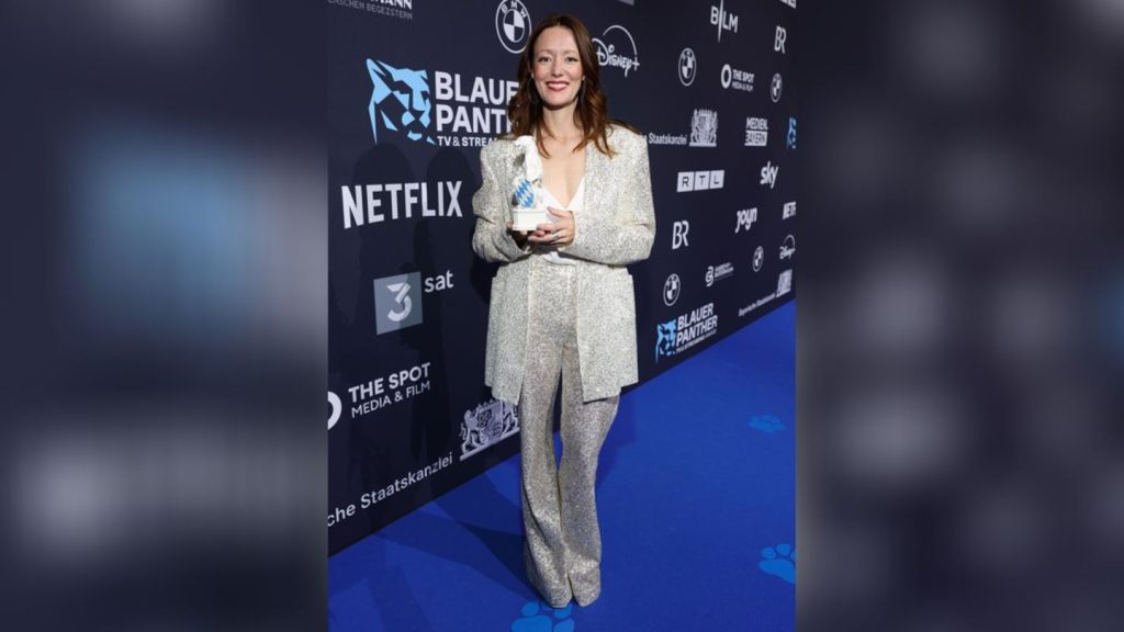 "Blauer Panther" 2025: Lavinia Wilson strahlt im Glitzer-Ensemble