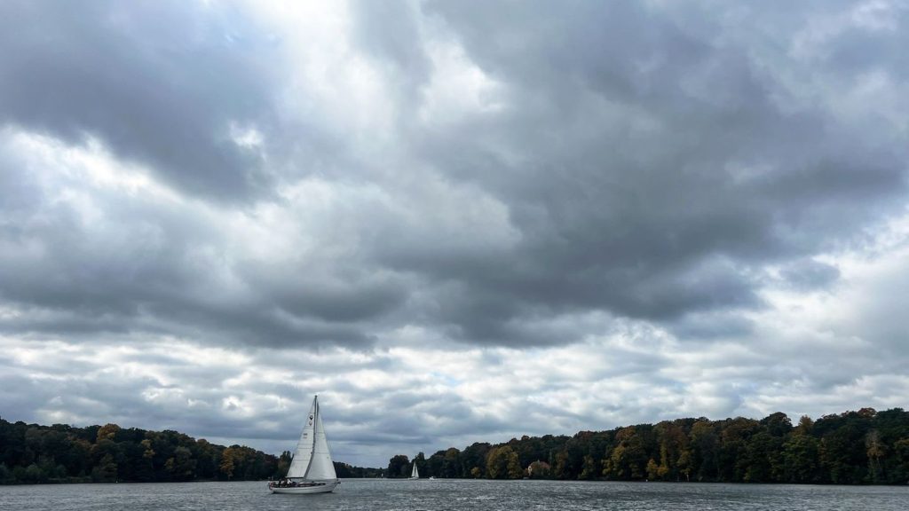 Wolken und Regen: Wechselhaftes Wetter in Berlin und Brandenburg
