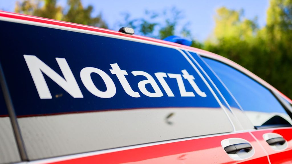Unfall bei Brockum: Auto touchiert Baum – Fahrer wird lebensgefährlich verletzt