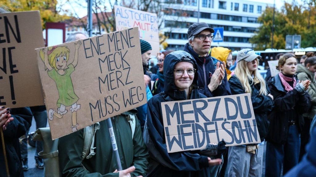 "Wir sind die Töchter": Rund 2.400 Menschen demonstrieren in NRW: "Merz muss weg"