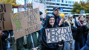 "Wir sind die Töchter": Rund 2.400 Menschen demonstrieren in NRW: "Merz muss weg"
