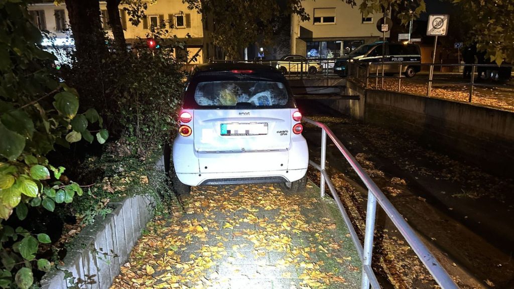 Kurioser Unfall: Feuerwehr muss Senior aus festgefahrenem Auto holen