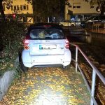 Kurioser Unfall: Feuerwehr muss Senior aus festgefahrenem Auto holen