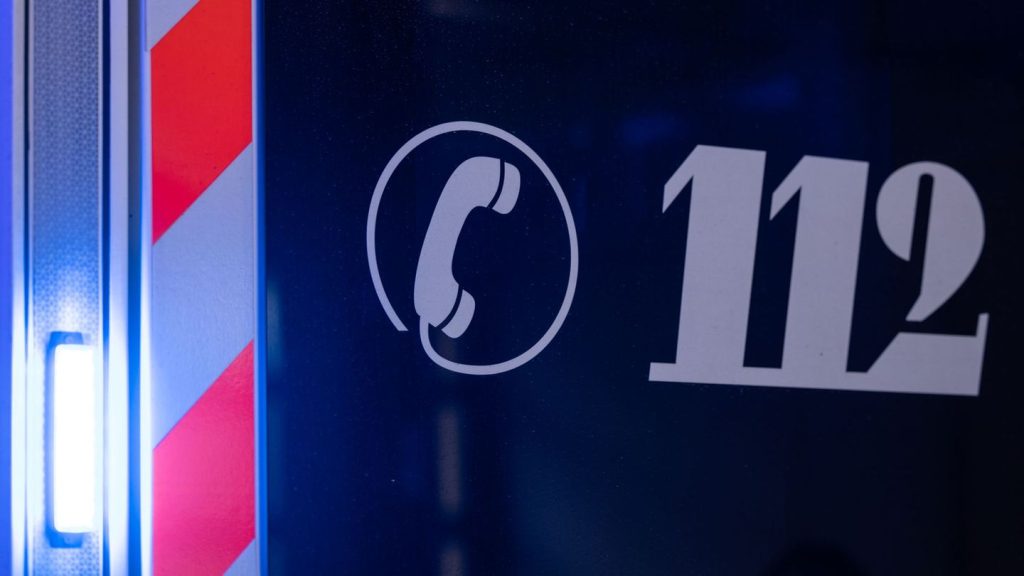 Unfälle: Auto prallt gegen Baum - drei Menschen sterben