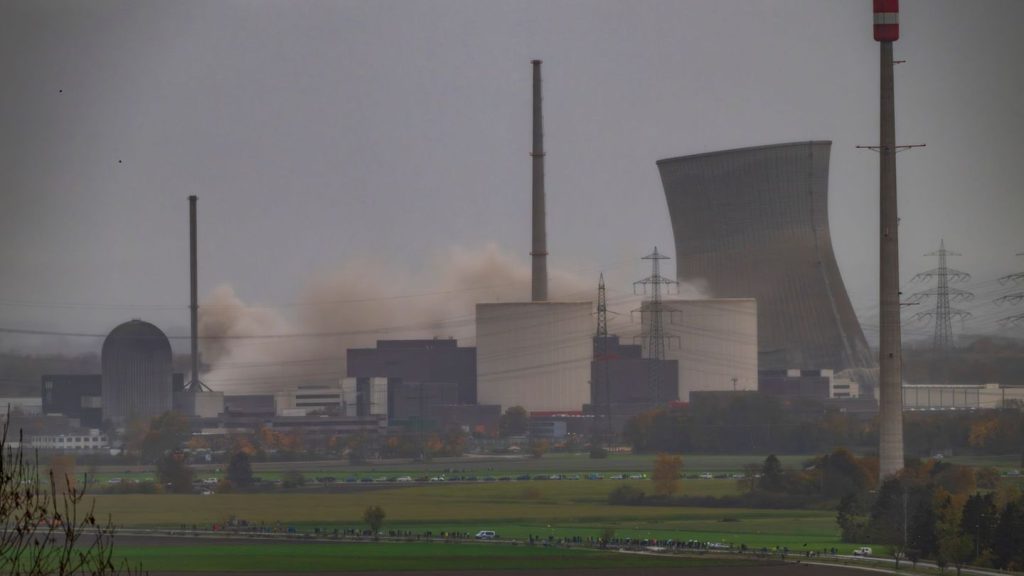 Rückbau von Atomkraftwerk: Kühltürme von AKW Gundremmingen gesprengt