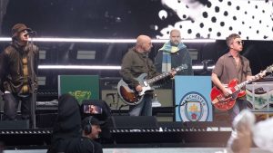 Stattliche Summe: Bedeutende Oasis-Gitarre versteigert