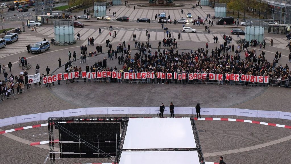 Demonstration: Proteste wegen Lindemann-Einladung zu Leipziger Opernball