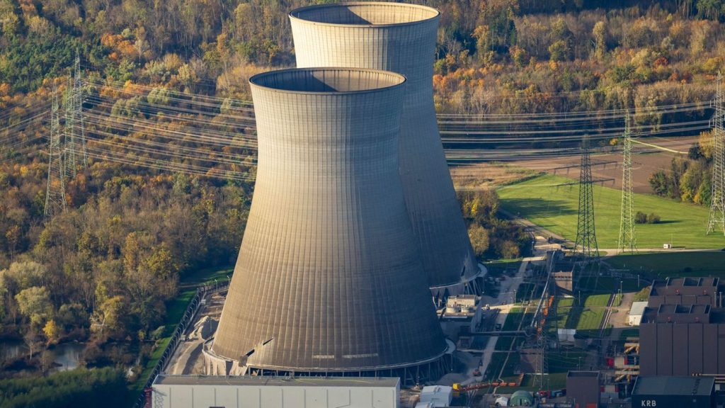 Rückbau von Atomkraftwerk: Kühltürme des Kernkraftwerks Gundremmingen werden gesprengt