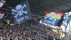 Vorfall mit Wolfsburg-Fans: Flaschenwürfe und Verletzte: Platzverweis für 270 Pauli-Fans