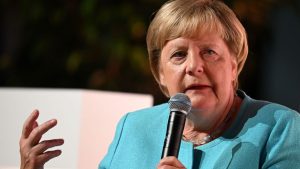 Lesung in Bonn: Angela Merkel mahnt "Maß und Mitte" an