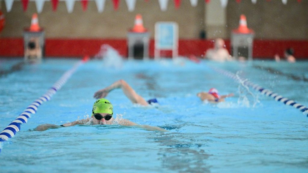 Evakuierung: Schwimmer teils in Badekleidung nach Chlorgasalarm evakuiert
