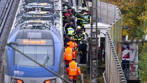 Strecke gesperrt: Regionalzug fährt in München gegen umgestürzten Baum