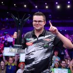 Turnier in Dortmund: Mit blutender Hand: Van Veen jüngster Darts-Europameister