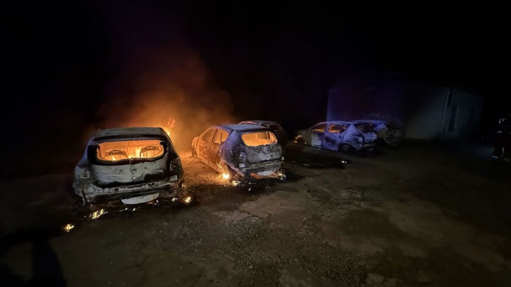 Bruchsal: Brandserie in Bruchsal - Autos und Gartenhütte betroffen