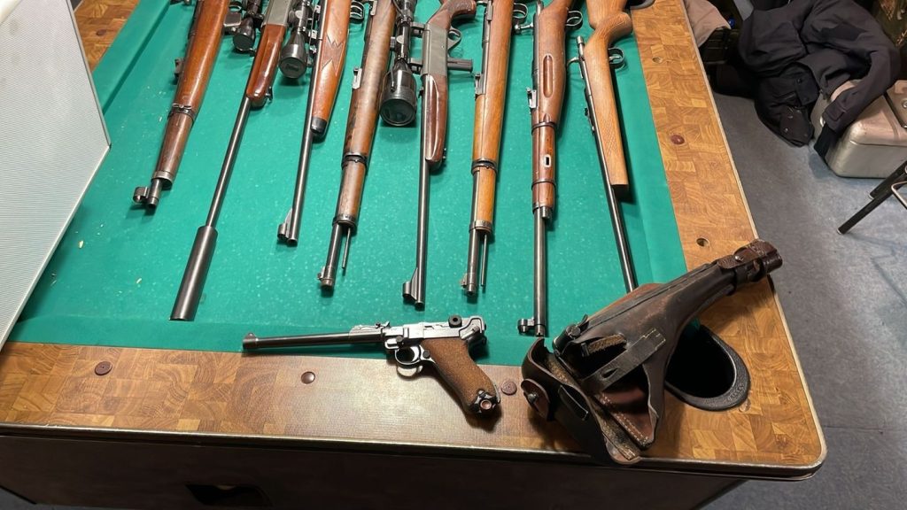 Organisierte Kriminalität: Noch mehr Waffen hinter Geheimtür in Remscheid entdeckt