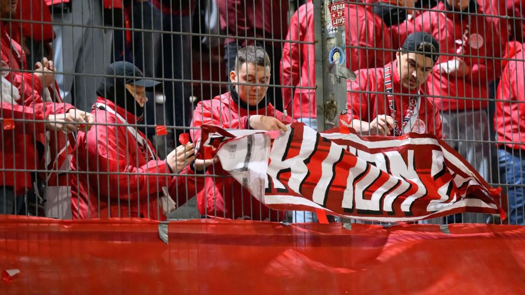 DFB-Pokal: Nach medizinischem Notfall: Leipzig-Fan in Cottbus gestorben