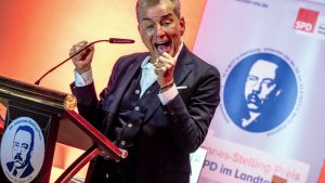 Michel Friedman in Mecklenburg: Michel Friedman ruft zu Verteidigung der Demokratie auf