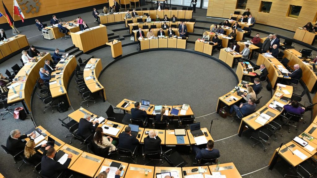 Parlament: Landtag beschließt Gemeindefusionen mit Hochzeitsprämie