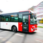 Unfälle: Linienbus und Pkw stoßen zusammen: 14 Verletzte
