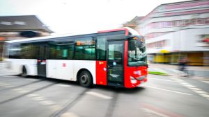 Unfälle: Linienbus und Pkw stoßen zusammen: 14 Verletzte