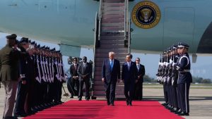 Handelsstreit: Vor Treffen mit Xi: Trump bringt Zollsenkung ins Spiel