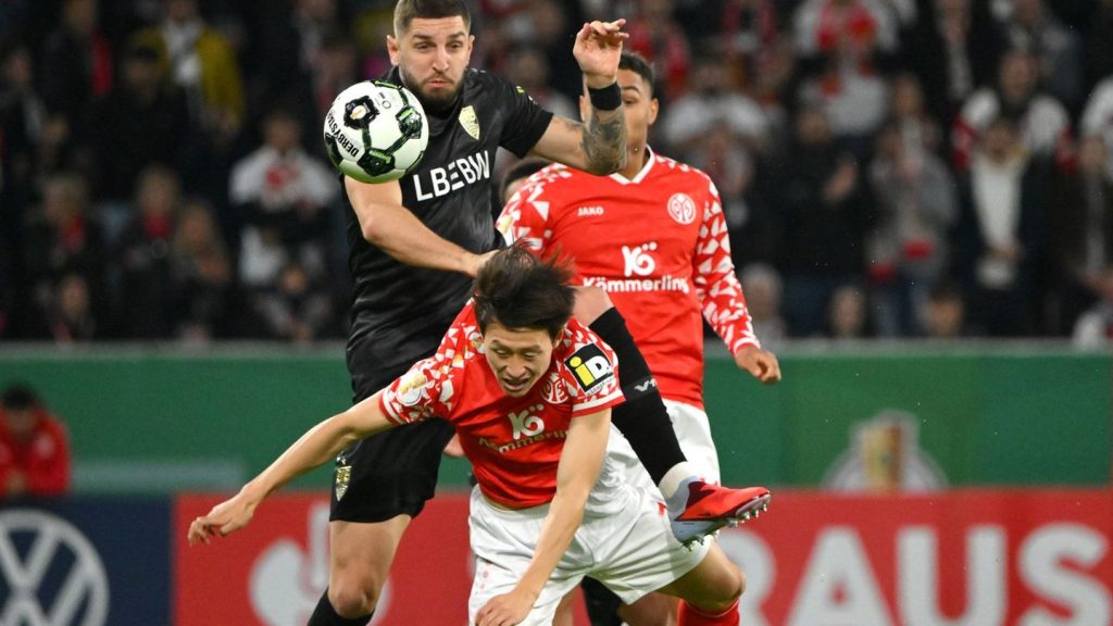 Fußball: Titelverteidiger Stuttgart gewinnt auch im Pokal gegen Mainz