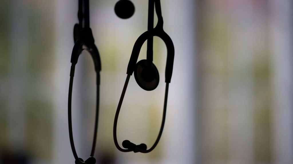 Ermittlungen gegen Mediziner: Tod älterer Patienten: Verdächtiger darf nicht praktizieren