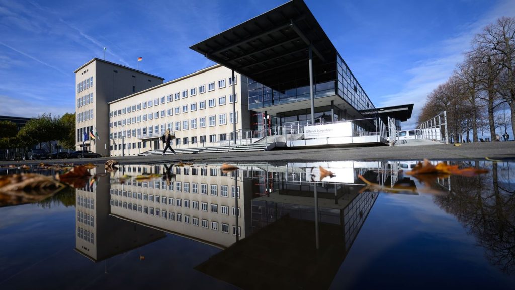 Landtag: Landtag mit Debatten zu Rechtsextremismus Schienenverkehr