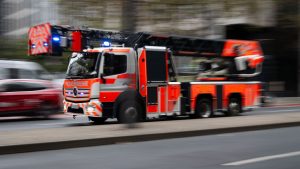 Brände: Feuerwehr rettet Bewohner aus brennendem Haus